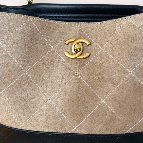 Elegant Black and Tan Quilted Women's Bag - Picture 3 of 4